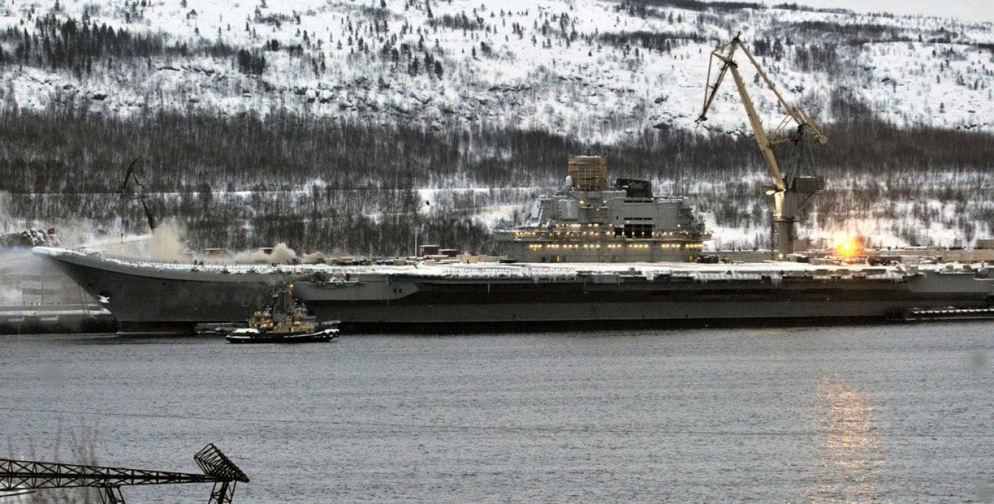 Сильный пожар охватил этим утром единственный в России авианосец «Адмирал Кузнецов»
